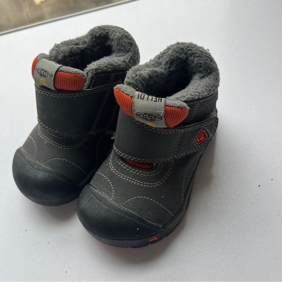 Keen Black and Orange Boots with Waterproof Material and Traction Sole. Size 6 - Picture 4 of 6